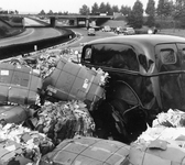 502343 Afbeelding van een verkeersongeval met een lading oud papier, vermoedelijk op de Rijksweg 12 bij Utrecht.